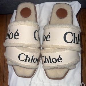 Use Chloe shearling sandals